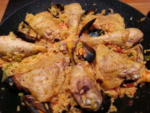 Paella royale au wok. 
<p>La paella tire son nom de la poêle ronde aux deux anses dans laquelle on prépare le plat.</p>
