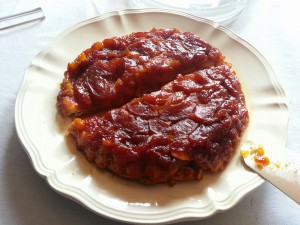 Tarte Tatin caramélisée. 
<p>La seule préparation de cette recette est un pur bonheur tant l’odeur de caramel et de pommes est agréable…</p>
