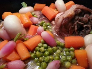 Navarin d’agneau. 
<p>Ce plat tire son nom du navet. Si on ne met pas de navet, il faut l’appeler autrement !</p>
