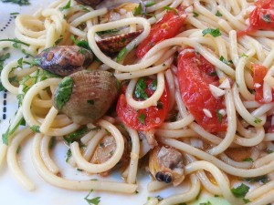 Spaghetti aux palourdes ou spaghetti alle vongole. 
<p>Voilà un plat qui sent bon les vacances au bord de la mer. Souvenirs…</p>
