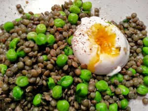 Oeufs pochés sur lit de lentilles et petits pois. 
<p>Le mariage des œufs pochés avec les lentilles est très réussi.</p>
