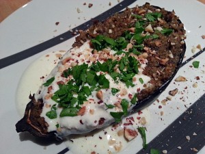 Aubergines farcies au boulgour et fruits secs. 
<p>Une façon très goûteuse et très gourmande de manger des aubergines farcies qui prennent tout à coup des airs libanais.</p>
