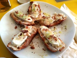 Amuse-gueules au chevre, miel et amandes