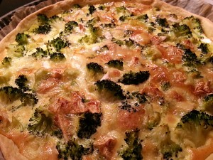 Tarte au brocoli et au Neufchâtel. 
<p>Dans cette tarte gourmande et appétissante, le Neufchâtel rejoint avec bonheur le brocoli dans un mélange léger et onctueux d’œufs et de crème fraîche.</p>
