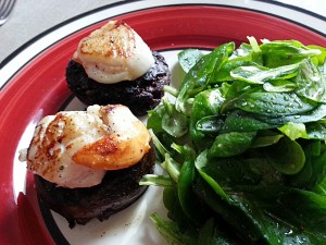 Noix de Saint-Jacques et boudin noir. 
<p>Les noix de Saint-Jacques et boudin noir forment une alliance « terre et mer » qui fait une fois de plus merveille.</p>
