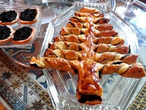 Sapin feuilleté à la tapenade. 
<p>Chacun décroche une branche du sapin, c’est le “biscuit apéritif” qui se partage pendant les fêtes !</p>
