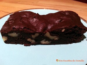 Brownie fondant aux noix. 
<p>Le brownie est l’un des gâteaux les plus simples et rapides à préparer et celui qui fera le plus frissonner vos papilles !</p>

