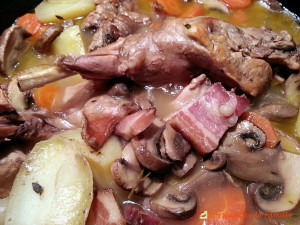 Civet de lapin au cidre. 
<p>Ce « civet de lapin au cidre » pourrait tout aussi bien s’appeler « lapin à la normande ».</p>
