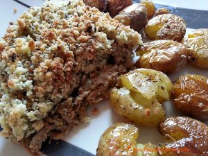 Crumble de poulet au thym. 
<p>Le poulet aux oignons prend un accent provençal avec ce crumble au thym.</p>
