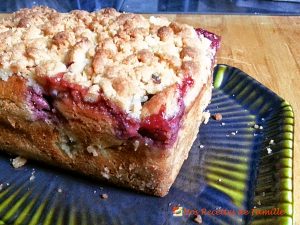 Cake-crumble fraises et rhubarbe. 
<p>La rhubarbe acidulée fait une nouvelle fois merveille aux côtés des fraises sucrées, un mariage éternel !</p>
