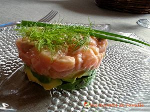 Tartare de saumon sur son lit d’avocat. 
<p>Un tartare de saumon frais où les notes subtilement citronnées du poisson rencontrent la douceur de l’avocat.</p>
