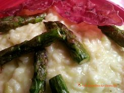 Risotto aux asperges vertes et chips de Bresaola - Profitez de la saison des asperges avec cette belle recette de risotto printanier et raffiné.