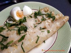 Asperges blanches rôties, zeste de citron, parmesan et œufs mollets. 
<p>Profitez vite des asperges blanches, la saison ne dure pas longtemps !</p>
