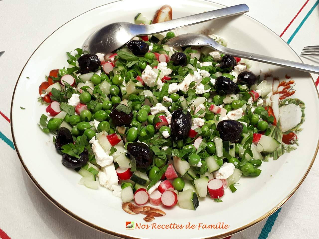 Salade de petits pois frais, feta, radis et concombre