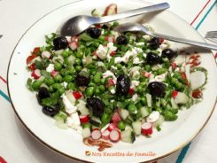 Salade de petits pois frais, feta, radis et concombre