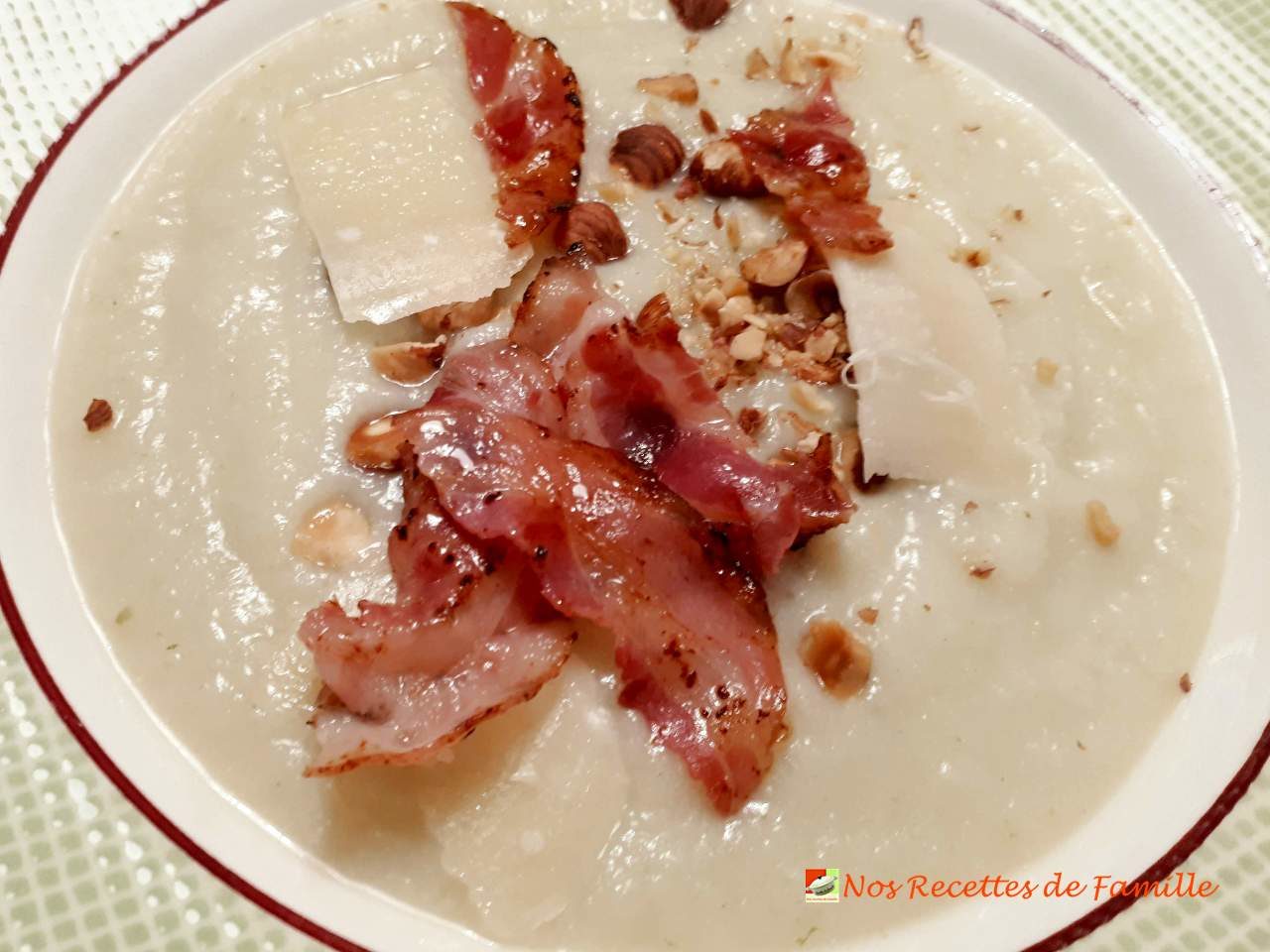 Velouté de chou-fleur au parmesan, pancetta et noisettes