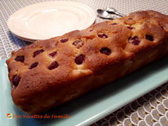 Cake aux amandes, rhubarbe et framboises. 
<p>Combo gagnant pour ce cake : amande, rhubarbe et framboises.</p>
