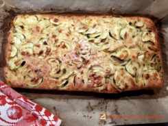 Scarpaccia de courgettes au parmesan. 
<p>Une galette végétarienne à base de courgettes et parmesan.</p>
